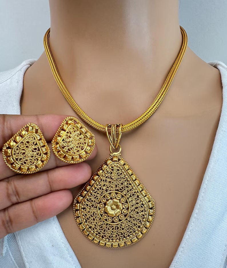 Antique Plain Gold Pendant Set/South Indian Jewelry/Temple Jewelry/Gold Necklace/Wedding necklace/Bridal necklace/Indian Necklace