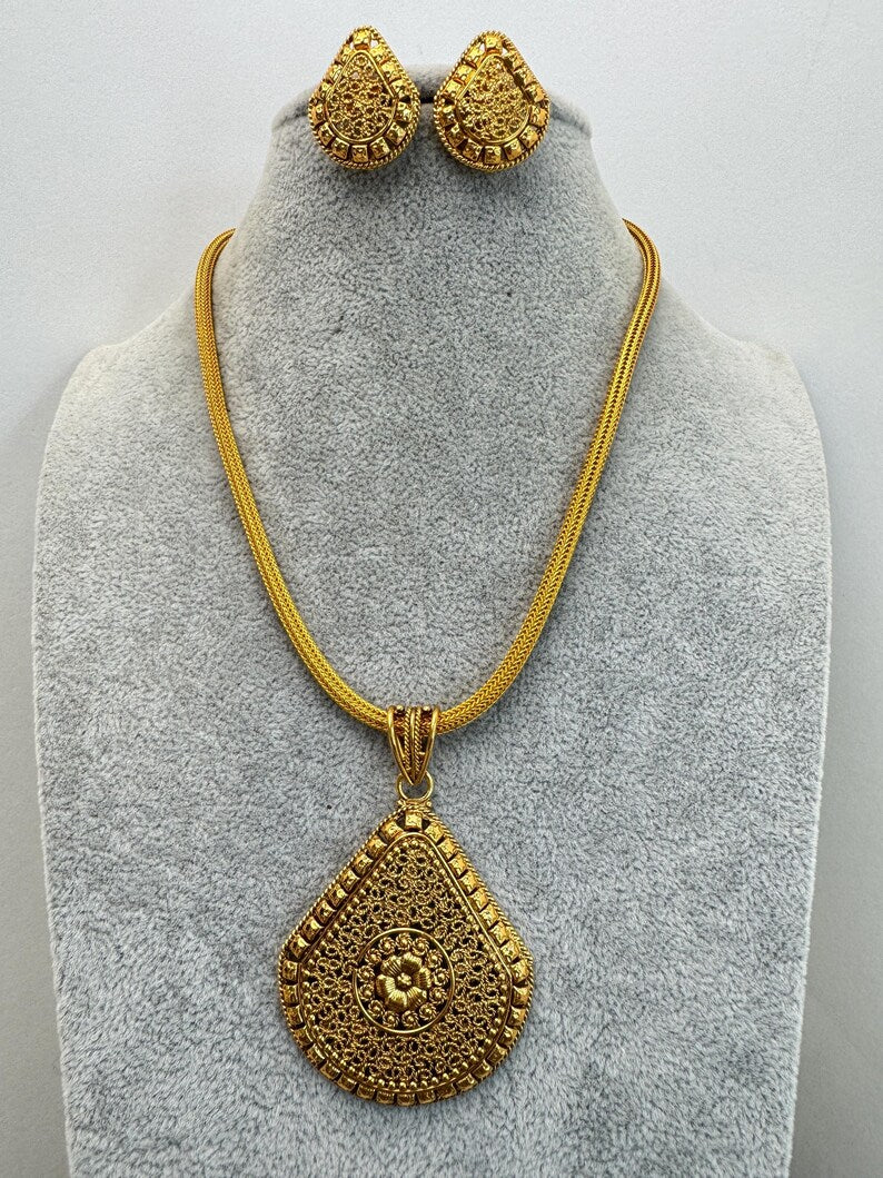 Antique Plain Gold Pendant Set/South Indian Jewelry/Temple Jewelry/Gold Necklace/Wedding necklace/Bridal necklace/Indian Necklace