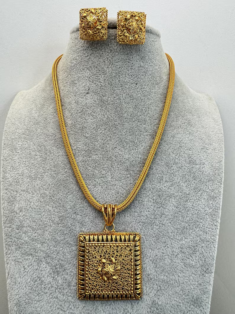 Antique Plain Gold Pendant Set/South Indian Jewelry/Temple Jewelry/Gold Necklace/Wedding necklace/Bridal necklace/Indian Necklace