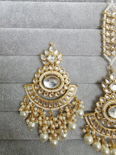 White Kundan Tikka Earrings Set /Indian Bridal Maang Tikka set/ Kundan earrings/ Jaggo, Mayya Jewelry/ Indian jewelry/ Bridesmaid Gift
